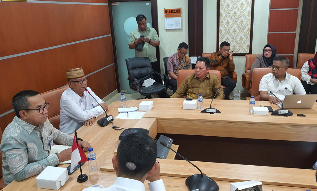 Bupati Ismet Mile dan Wakil Bupati Risman Tolingguhu saat melakukan kunjungan kerja ke Kemendes PDTT RI yang diterima langsung Sekretaris Direktorat Jenderal Pengembangan Ekonomi dan Investasi Desa, Syahrul bersama jajaran Direktur terkait, Rabu (7/5/2025)/Hibata.id