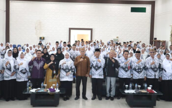Sekda Iwan Mustapa saat menghadiri dan membuka Konferensi V PGRI Kabupaten Bone Bolango dengan tema "Transformasi PGRI Menuju Indonesia Emas", di BPMP Gorontalo, Kamis (22/5/2025). (F.AKP)