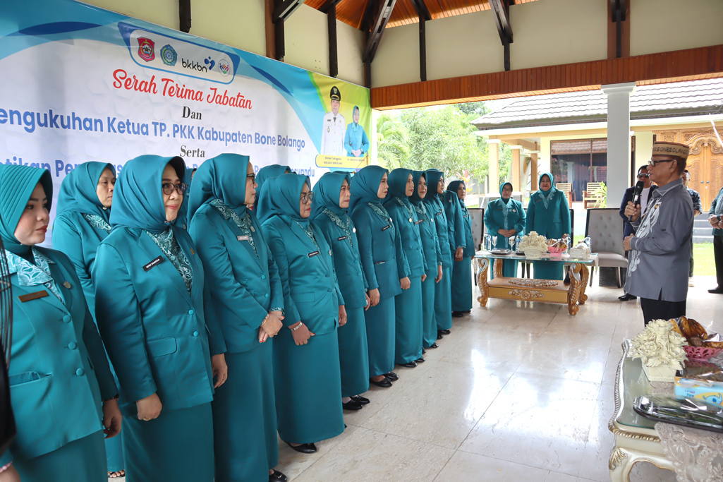 Bupati Ismet Mile dan Wakil Bupati Risman Tolingguhu saat menghadiri kegiatan Serah Terima Jabatan dan Pengukuhan TP. PKK Kabupaten Bone Bolango serta Pelantikan Pengurus TP. PKK dan Pengurus Tim Pembina Posyandu tingkat Kabupaten Bone Bolango Masa Bakti 2025-2030, di Pendopo Bandayo Rumah Dinas Bupati, Sabtu (10/5/2025). (F.AKP)