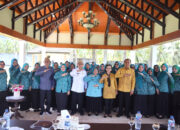 Bupati Ismet Mile menghadiri sekaligus membuka Pelatihan Tata Kelola Kelembagaan dan Program PKK Bagi Pengurus T.P PKK Bone Bolango dan Kecamatan se-Kabupaten Bone Bolango, di Bandayo Rumah Dinas Bupati, Sabtu (17/5/2025). Kegiatan tersebut turut dihadiri Ketua TP. PKK Bone Bolango Ruwaida Mile, Staf Ahli I TP. PKK Bone Bolango, Gamaria Djura yang juga istri Wakil Bupati, Sekda Bone Bolango Iwan Mustapa, dan Suwadiono Winardi selaku narasumber. (F.AKP)/Hibata.id