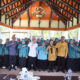 Bupati Ismet Mile menghadiri sekaligus membuka Pelatihan Tata Kelola Kelembagaan dan Program PKK Bagi Pengurus T.P PKK Bone Bolango dan Kecamatan se-Kabupaten Bone Bolango, di Bandayo Rumah Dinas Bupati, Sabtu (17/5/2025). Kegiatan tersebut turut dihadiri Ketua TP. PKK Bone Bolango Ruwaida Mile, Staf Ahli I TP. PKK Bone Bolango, Gamaria Djura yang juga istri Wakil Bupati, Sekda Bone Bolango Iwan Mustapa, dan Suwadiono Winardi selaku narasumber. (F.AKP)/Hibata.id