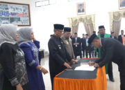 Bupati Ismet Mile resmi melantik dan mengambil sumpah Sekretaris Daerah Kabupaten Bone Bolango Iwan Mustapa, yang turut dihadiri oleh Wakil Bupati Risman Tolingguhu, jajaran Forkopimda, Ketua TP. PKK Ruwaida Mile, Pimpinan OPD, serta para pejabat pimpinan instansi fertikal lainnya, di Aula BPMP Gorontalo, Jumat (16/5/2025). (F.AKP)/Hibata.id