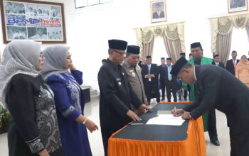 Bupati Ismet Mile resmi melantik dan mengambil sumpah Sekretaris Daerah Kabupaten Bone Bolango Iwan Mustapa, yang turut dihadiri oleh Wakil Bupati Risman Tolingguhu, jajaran Forkopimda, Ketua TP. PKK Ruwaida Mile, Pimpinan OPD, serta para pejabat pimpinan instansi fertikal lainnya, di Aula BPMP Gorontalo, Jumat (16/5/2025). (F.AKP)/Hibata.id