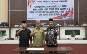 Penandatanganan Nota Kesepakatan Rancangan Awal RPJMD Bone Bolango Tahun 2025-2029 antara DPRD Kabupaten Bone Bolango dan Bupati Bone Bolango Ismet Mile, di Ruang Paripurna DPRD, Senin (19/5/2025). (F.AKP)/Hibata.id