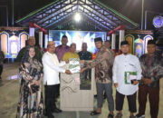 Wakil Bupati Risman Tolingguhu didampingi istri tercinta Gamaria Djura resmi menutup pelaksanaan STQH ke-XI tingkat Kecamatan Suwawa tahun 2025 sekaligus menyerahkan piagam penghargaan dan bonus kepada para pemenang, di Lapangan Volly Kecamatan Suwawa, Selasa (13/5/2025) malam. (F.AKP)/Hibata.id