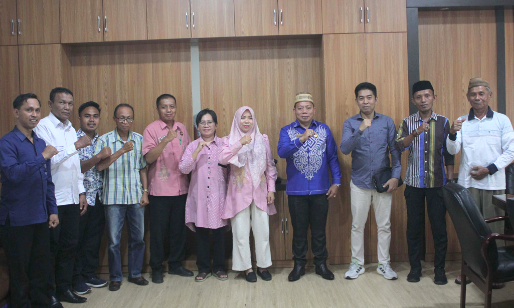 Wabup Risman Tolingguhu saat menerima audiensi dari Direktur CV. Inovasi Tani Al - Hidayat Gorontalo, di Ruang Kerja Wakil Bupati, Kamis (22/5/2025). (F.Rendi Magang Diskominfo)