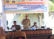 Bupati Ismet Mile didampingi Wakil Bupati Risman Tolingguhu dan Ketua TP. PKK Ruwaida Mile saat memberikan arahan pada Rapat Koordinasi Tim Percepatan Penurunan Stunting (TPPS) Kabupaten Bone Bolango Tahun 2025 di Bandayo Rumah Dinas Bupati, Senin (5/5/2025). (F.AKP)/Hibata.id