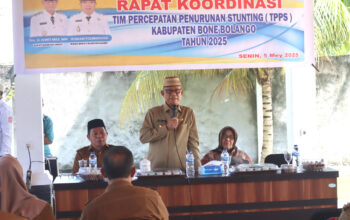 Bupati Ismet Mile didampingi Wakil Bupati Risman Tolingguhu dan Ketua TP. PKK Ruwaida Mile saat memberikan arahan pada Rapat Koordinasi Tim Percepatan Penurunan Stunting (TPPS) Kabupaten Bone Bolango Tahun 2025 di Bandayo Rumah Dinas Bupati, Senin (5/5/2025). (F.AKP)/Hibata.id