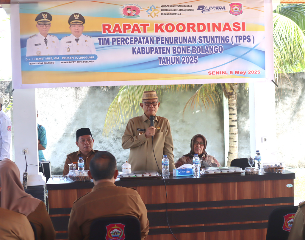 Bupati Ismet Mile didampingi Wakil Bupati Risman Tolingguhu dan Ketua TP. PKK Ruwaida Mile saat memberikan arahan pada Rapat Koordinasi Tim Percepatan Penurunan Stunting (TPPS) Kabupaten Bone Bolango Tahun 2025 di Bandayo Rumah Dinas Bupati, Senin (5/5/2025). (F.AKP)/Hibata.id