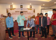 Bupati Ismet Mile saat menghadiri sekaligus membuka kegiatan rapat koordinasi antarinstansi dan DKT penyusunan modul dalam rangka revitalisasi Bahasa Suwawa tahun 2025, di Fox Hotel, Kota Gorontalo, Kamis (15/5/2025). (F.AKP)/Hibata.id