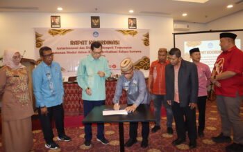 Bupati Ismet Mile saat menghadiri sekaligus membuka kegiatan rapat koordinasi antarinstansi dan DKT penyusunan modul dalam rangka revitalisasi Bahasa Suwawa tahun 2025, di Fox Hotel, Kota Gorontalo, Kamis (15/5/2025). (F.AKP)/Hibata.id