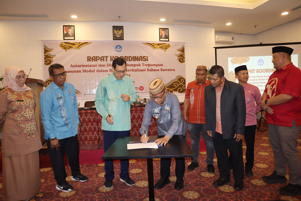 Bupati Ismet Mile saat menghadiri sekaligus membuka kegiatan rapat koordinasi antarinstansi dan DKT penyusunan modul dalam rangka revitalisasi Bahasa Suwawa tahun 2025, di Fox Hotel, Kota Gorontalo, Kamis (15/5/2025). (F.AKP)/Hibata.id