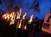 Para buruh yang tergabung dalam berbagai serikat menggelar aksi memperingati 22 tahun tanpa keadilan "Malam Marah Marsinah. FOTO: Faizal Fanani/Hibata.id