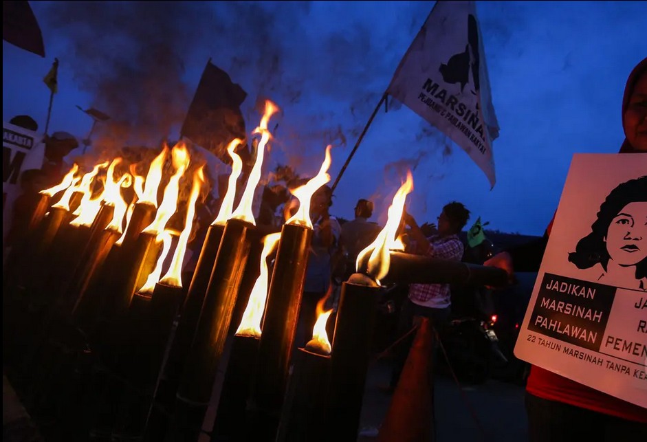 Para buruh yang tergabung dalam berbagai serikat menggelar aksi memperingati 22 tahun tanpa keadilan "Malam Marah Marsinah. FOTO: Faizal Fanani/Hibata.id