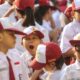 Seorang siswa menguap menahan kantuk sebelum upacara di SD. Foto: Faizal Fanani/Hibata.id