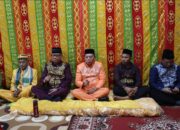 Bupati Bone Bolango, Ismet Mile dan Wakil Bupati Risman Tolingguhu didampingi Ketua TP. PKK Ruwaida Mile dan Wakil Ketua TP. PKK Gamaria Djura menjalani prosesi adat Mopotilolo perdana di dua kecamatan, yakni Kecamatan Kabila Bone dan Kecamatan Bonepantai, Jumat (2/5/2025). (F.AKP)/Hibata.id