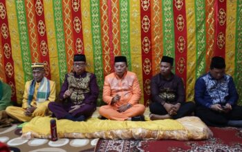 Bupati Bone Bolango, Ismet Mile dan Wakil Bupati Risman Tolingguhu didampingi Ketua TP. PKK Ruwaida Mile dan Wakil Ketua TP. PKK Gamaria Djura menjalani prosesi adat Mopotilolo perdana di dua kecamatan, yakni Kecamatan Kabila Bone dan Kecamatan Bonepantai, Jumat (2/5/2025). (F.AKP)/Hibata.id