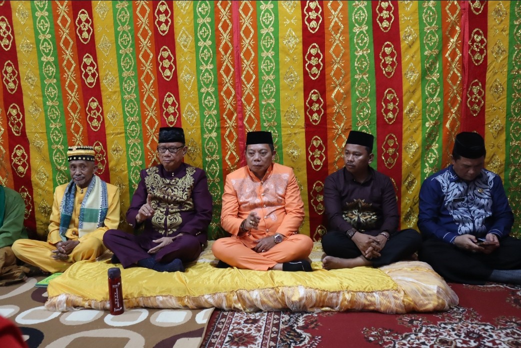 Bupati Bone Bolango, Ismet Mile dan Wakil Bupati Risman Tolingguhu didampingi Ketua TP. PKK Ruwaida Mile dan Wakil Ketua TP. PKK Gamaria Djura menjalani prosesi adat Mopotilolo perdana di dua kecamatan, yakni Kecamatan Kabila Bone dan Kecamatan Bonepantai, Jumat (2/5/2025). (F.AKP)/Hibata.id