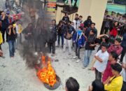 Aliansi Badan Eksekutif Mahasiswa (BEM) se-Provinsi Gorontalo menggelar unjuk rasa di depan Markas Kepolisian Daerah (Polda) Gorontalo, Selasa (6/5/2025)/Hibata.id
