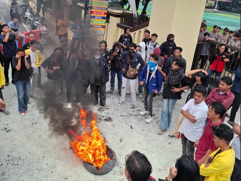 Aliansi Badan Eksekutif Mahasiswa (BEM) se-Provinsi Gorontalo menggelar unjuk rasa di depan Markas Kepolisian Daerah (Polda) Gorontalo, Selasa (6/5/2025)/Hibata.id