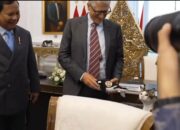 Pendiri Microsoft, Bill Gates langsung senyum sumringah saat bertemu kucing kesayangan Presiden Prabowo Subianto, Bobby Kertanegara di Istana Merdeka Jakarta, Rabu (7/5/2025). (Liputan6.com/Lizsa Egeham)/Hibata.id