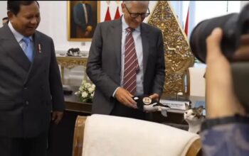 Pendiri Microsoft, Bill Gates langsung senyum sumringah saat bertemu kucing kesayangan Presiden Prabowo Subianto, Bobby Kertanegara di Istana Merdeka Jakarta, Rabu (7/5/2025). (Liputan6.com/Lizsa Egeham)/Hibata.id