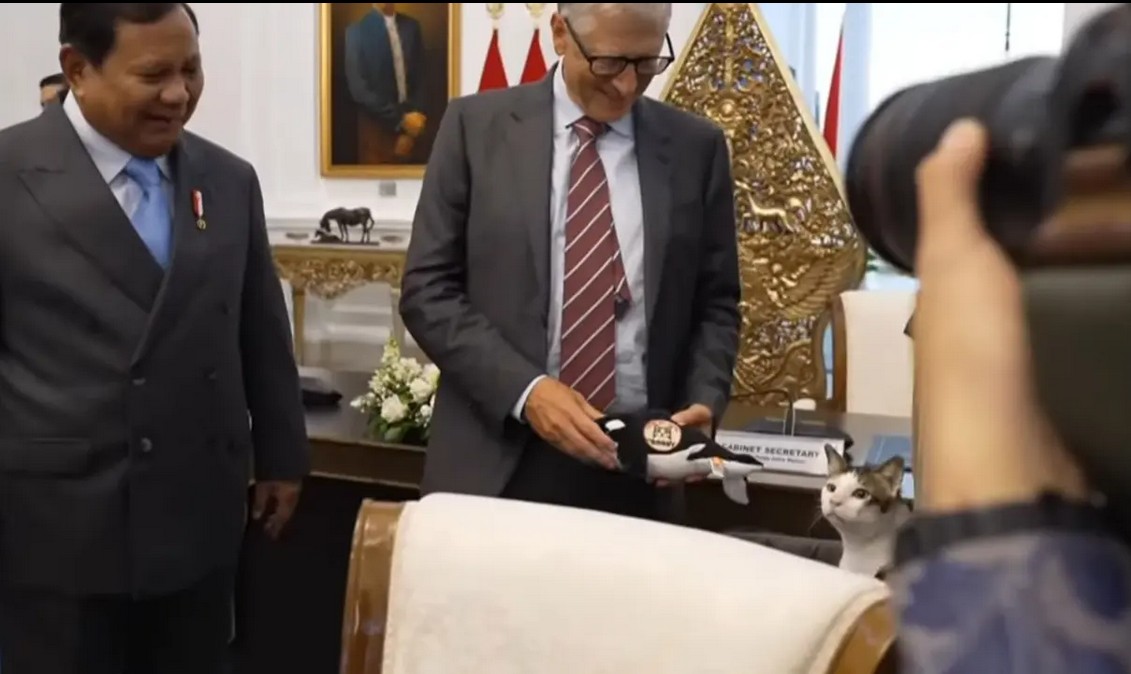 Pendiri Microsoft, Bill Gates langsung senyum sumringah saat bertemu kucing kesayangan Presiden Prabowo Subianto, Bobby Kertanegara di Istana Merdeka Jakarta, Rabu (7/5/2025). (Liputan6.com/Lizsa Egeham)/Hibata.id