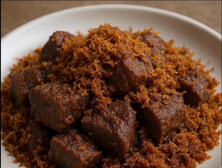 Ilustrasi daging masak serundeng (generated by AI)/Hibata.id