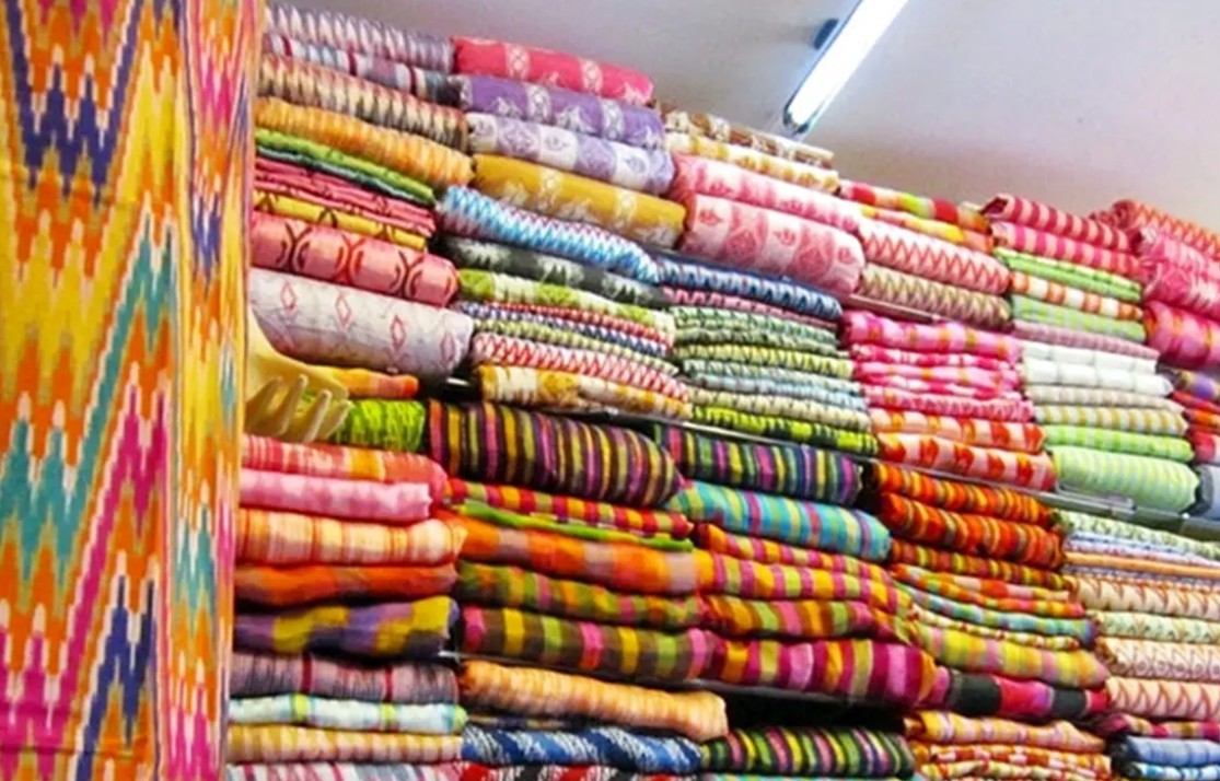 Kain Tenun khas Sengkang yang berada di Kabupaten Wajo, Provinsi Sulawesi Selatan. (dok. disbudpar.sulselprov.go.id)