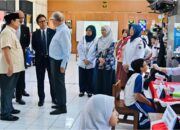 Presiden Prabowo Subianto dan Bill Gates meninjau pemeriksaan kesehatan dasar di SD Negeri Jati 03, pada Rabu, 7 Mei 2025 Foto: BPMI Setpres/Laily Rachev/Hibata.id