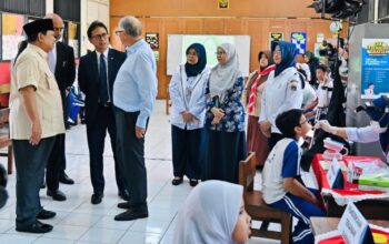 Presiden Prabowo Subianto dan Bill Gates meninjau pemeriksaan kesehatan dasar di SD Negeri Jati 03, pada Rabu, 7 Mei 2025 Foto: BPMI Setpres/Laily Rachev/Hibata.id