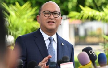 Menteri Investasi dan Hilirisasi Rosan Roeslani memberikan keterangannya di Istana Kepresidenan, Jakarta, pada Rabu, 7 Mei 2025 Foto: BPMI Setpres/Cahyo /Hibata.id