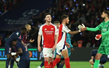 Kekecewaan pemain Arsenal usai dikalahkan PSG pada leg semifinal Liga Champions 2024/2025. (Thomas SAMSON / AFP)