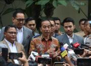 Muhammad Taufiq, salah satu pengacara di Solo menggugat ijazah SMA milik Jokowi di Pengadilan Negeri Solo, Kamis (24/4).(Foto:Fajar Abrori)/Hibata.id