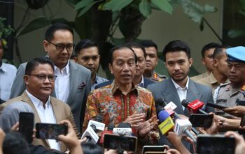 Muhammad Taufiq, salah satu pengacara di Solo menggugat ijazah SMA milik Jokowi di Pengadilan Negeri Solo, Kamis (24/4).(Foto:Fajar Abrori)/Hibata.id