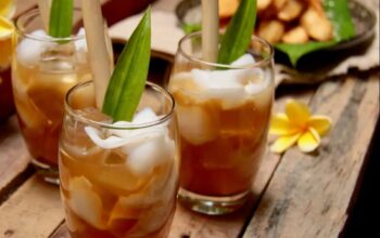 ilustrasi es kelapa muda/copyright Shutterstock/Hibata.id