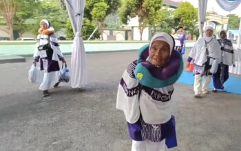 Mbah Sutiah, jemaah haji tertua di Lampung, usianya sudah mencapai 107 tahun. Foto : (Liputan6.com/Ardi)/Hibata.id