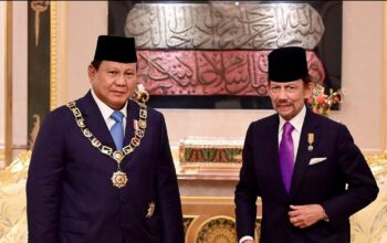 Presiden Prabowo Subianto menerima penganugerahan Bintang Kebesaran Negara Brunei Darussalam "Darjah Kerabat Laila Utama Yang Amat Dihormati" (D.K.L.U) dari Sultan Hassanal Bolkiah. (Foto: Muchlis Jr - Biro Pers Sekretariat Presiden)/Hibata.id