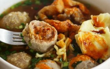 Bakso mercon dengan sensasi pedas menggugah selera (IG : Ngalam Kuliner)/Hibata.id