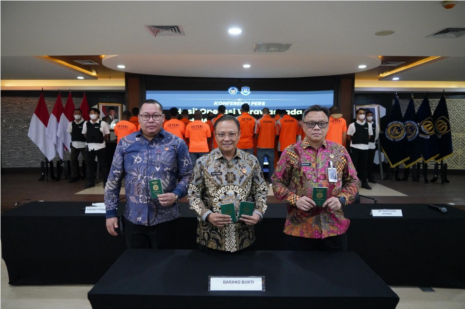 Pelaksana Tugas (Plt) Direktur Jenderal Imigrasi (tengah), Yuldi Yusman. Foto: Imigrasi/Hibata.id