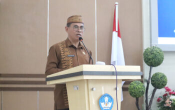 Sekda Iwan Mustapa saat memberikan sambutan dan membuka kegiatan Konferensi V PGRI Kabupaten Bone Bolango dengan tema "Transformasi PGRI Menuju Indonesia Emas", di BPMP Gorontalo, Kamis (22/5/2025). (F.AKP)
