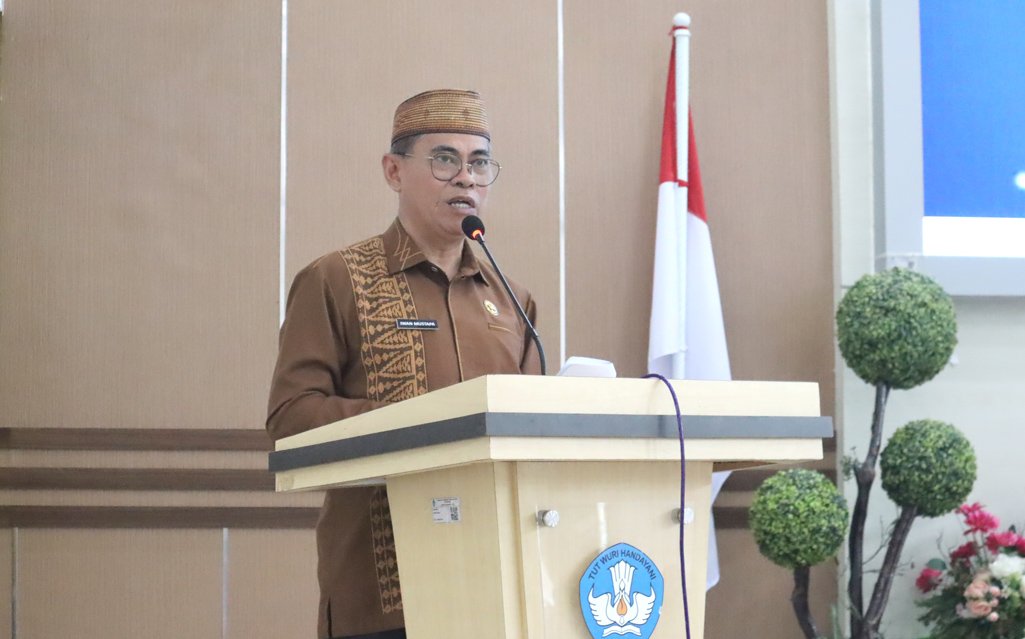 Sekda Iwan Mustapa saat memberikan sambutan dan membuka kegiatan Konferensi V PGRI Kabupaten Bone Bolango dengan tema "Transformasi PGRI Menuju Indonesia Emas", di BPMP Gorontalo, Kamis (22/5/2025). (F.AKP)
