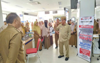 Bupati Ismet Mile saat melakukan Sidak di Mall Pelayanan Publik (MPP) khususnya di loket pelayanan Dinas Kependudukan dan Pencatatan Sipil (Disdukcapil), Senin (26/5/2025). (F.AKP)/Hibata.id