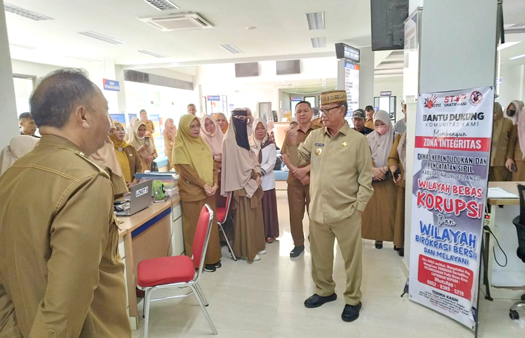 Bupati Ismet Mile saat melakukan Sidak di Mall Pelayanan Publik (MPP) khususnya di loket pelayanan Dinas Kependudukan dan Pencatatan Sipil (Disdukcapil), Senin (26/5/2025). (F.AKP)/Hibata.id