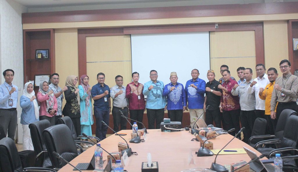 Wabup Risman Tolingguhu saat menghadiri dan membuka kegiatan Rakor TPID tingkat Kabupaten Bone Bolango triwulan 1 tahun 2025, di Ruang Rapat Bupati, Kamis (22/5/2025). (F. Rendi/Magang Diskominfo)/Hibata.id