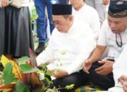 Wali Kota Gorontalo, Adhan Dambea saat ikut memakamkan Prof. Dr. H. Rustam Hs. Akili, S.E., S.H., M.H, pada Kamis (1/5/2025). (Foto: Humas Pemkot Gorontalo)