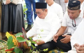 Wali Kota Gorontalo, Adhan Dambea saat ikut memakamkan Prof. Dr. H. Rustam Hs. Akili, S.E., S.H., M.H, pada Kamis (1/5/2025). (Foto: Humas Pemkot Gorontalo)