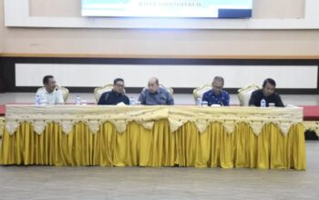 Pemerintah Kota Gorontalo saat bersilaturahmi silaturahmi bersama para pedagang Pasar Moodu dan Pasar Liluwo, yang digelar di Bandhayo Lo Yiladia, Rabu (30/4/2025). (Foto: Humas Pemkot Gorontalo)