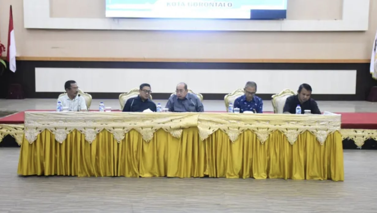 Pemerintah Kota Gorontalo saat bersilaturahmi silaturahmi bersama para pedagang Pasar Moodu dan Pasar Liluwo, yang digelar di Bandhayo Lo Yiladia, Rabu (30/4/2025). (Foto: Humas Pemkot Gorontalo)
