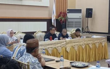 Wakil Wali Kota Gorontalo, Indra Gobel saat mengikuti rapat rapat evaluasi perencanaan dan penganggaran, pada Selasa, 29 Mei 2024. (Foto: Humas Pemkot Gorontalo)